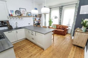 Lovely Westbourne apartment - 15 min walk to beach